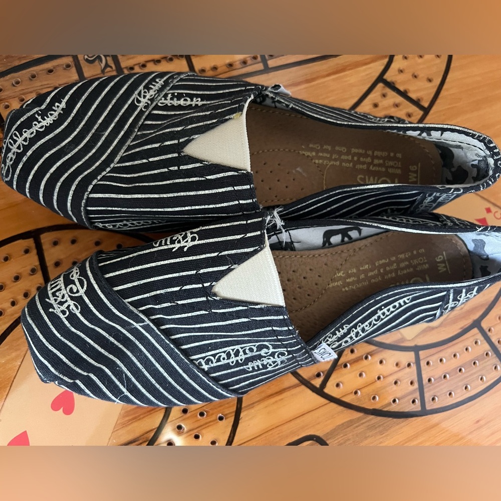 Toms slip on casual canvas shoe black and white striped. Size 6 EUC